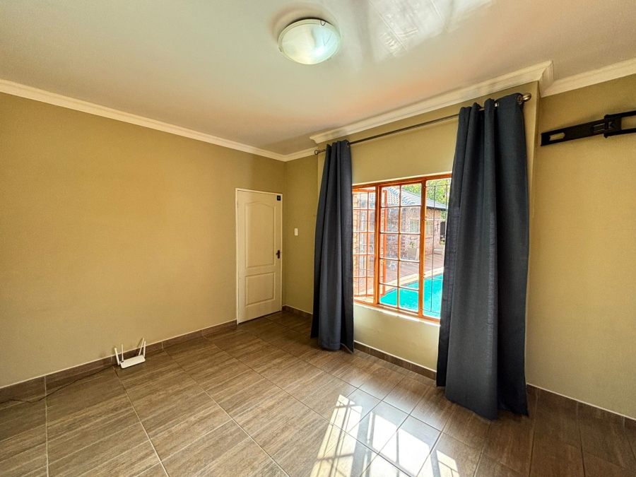 6 Bedroom Property for Sale in Flamwood North West